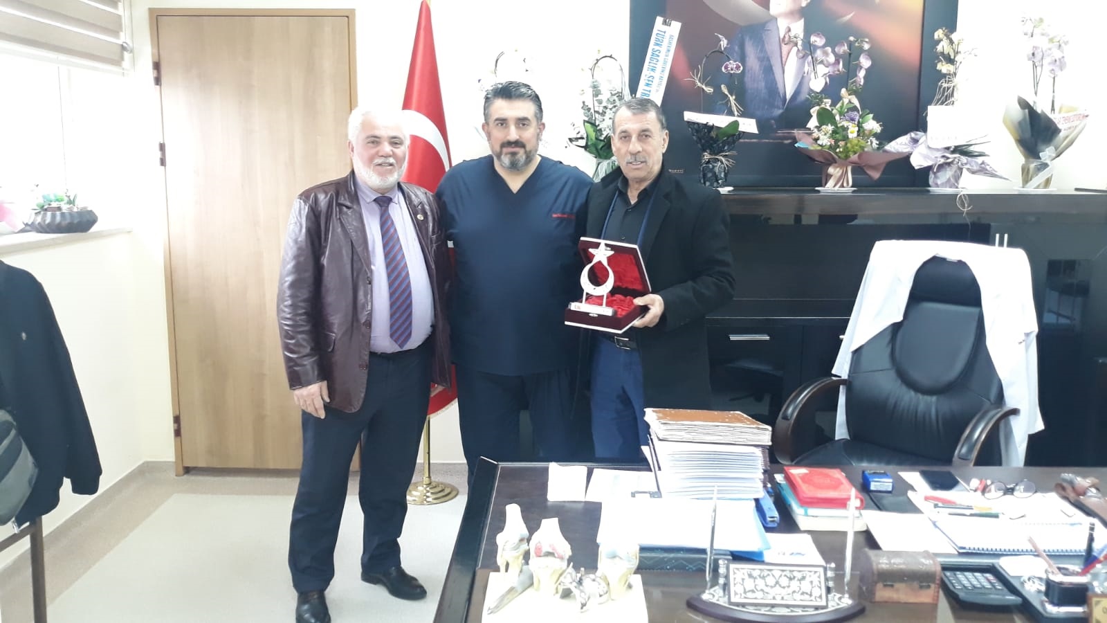 Cumhuriyet Mahallesi Muhtarı Kadir Sert ve Mecit Yazıcı Hastanemiz Başhekimi Op.Dr. İsmail Yükünç'e nezaket ziyaretinde bulundular.